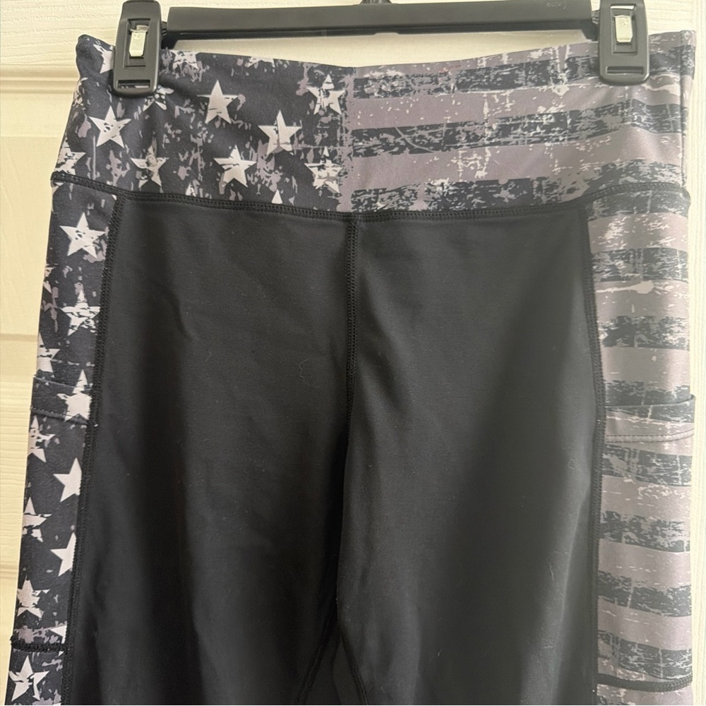 Source Unknown Black Leggings with Gray Star & Stripe Waistband